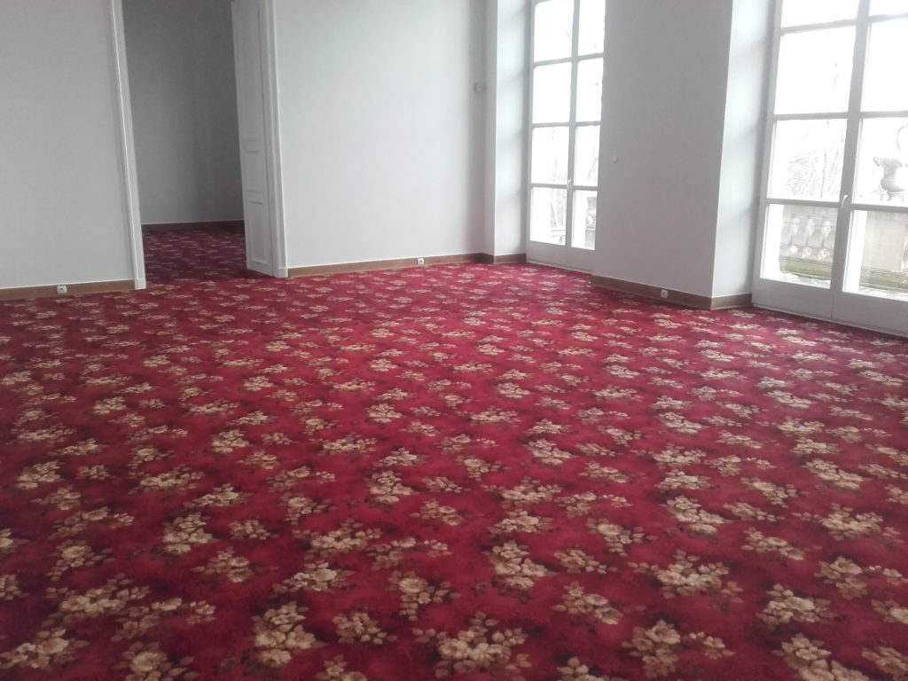 Hotel carpet fitter